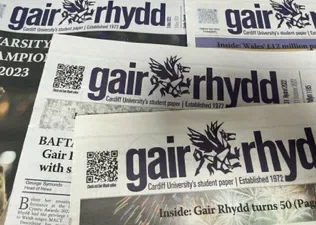 Copïau printiedig o bapurau newydd Gair Rhydd wedi’u trefnu gyda’i gilydd.