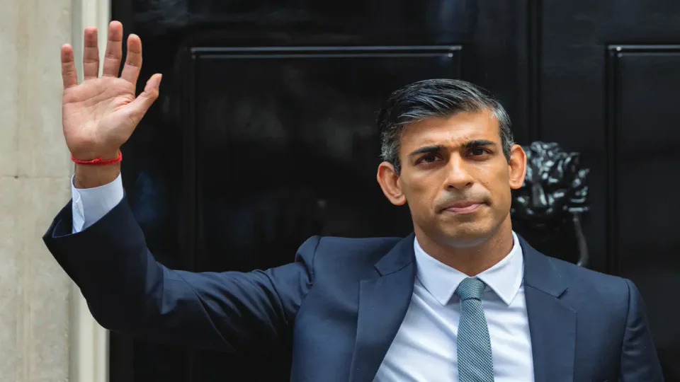 Rishi Sunak waving outside 10 Downing Street.
