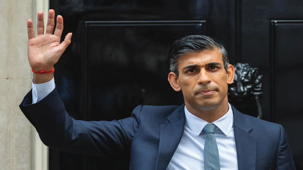 Rishi Sunak waving outside 10 Downing Street.