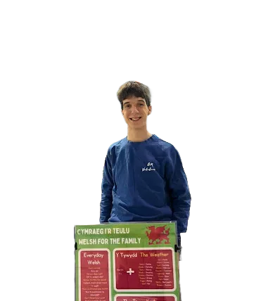 Gwilym Morgan gyda phoster dysgu Cymraeg