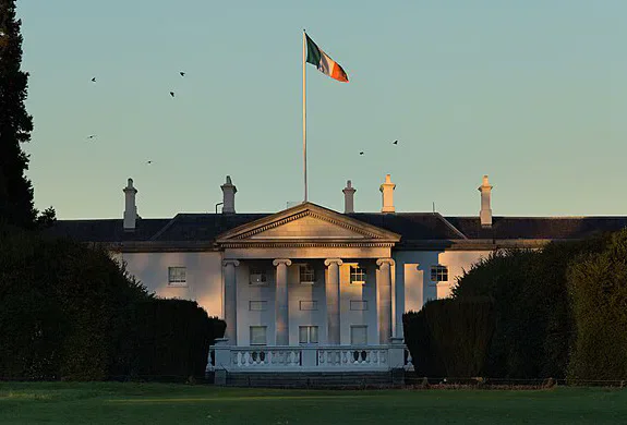 Áras an Uachtaráin at sunset
