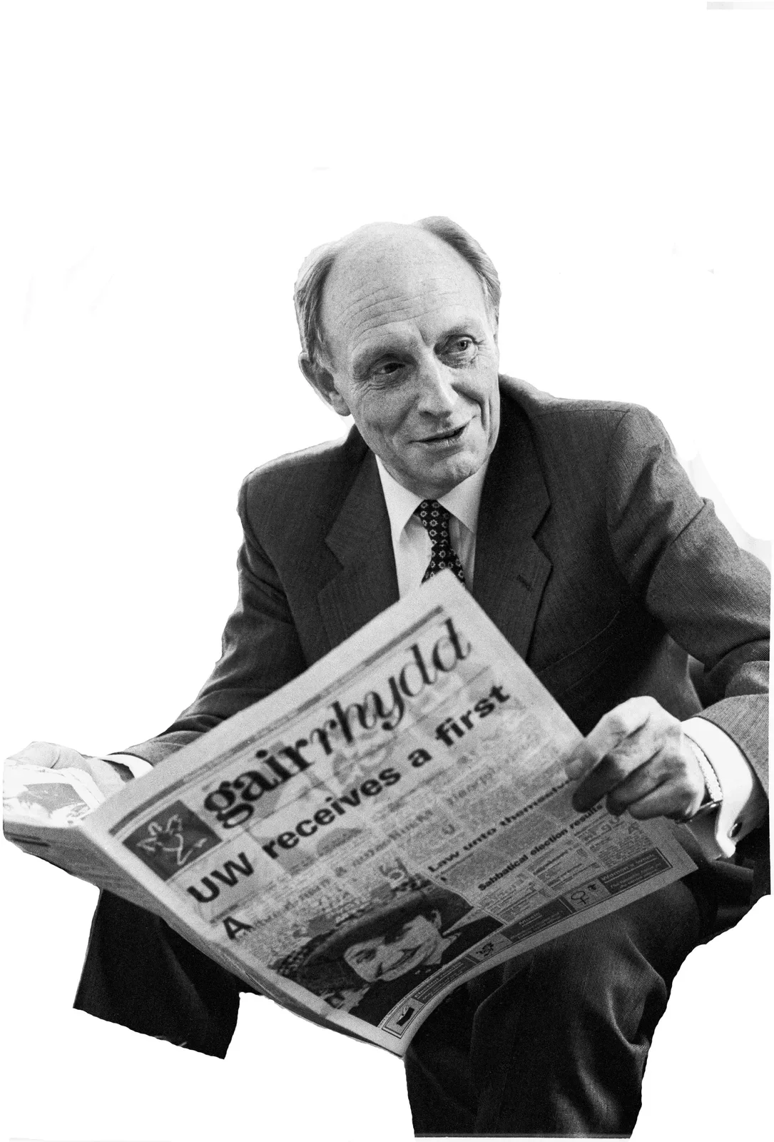 Neil Kinnock holding a copy of Gair Rhydd in 1993.