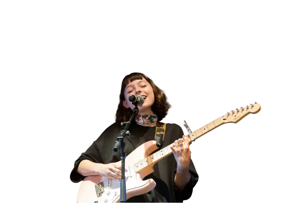 Stella Donnelly singing and playing guitar