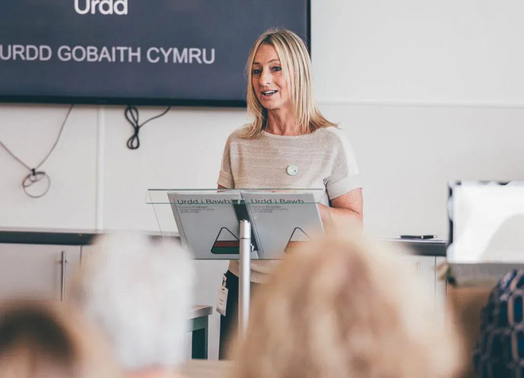 Siân Lewis speaking at the Urdd FelMerch conference
