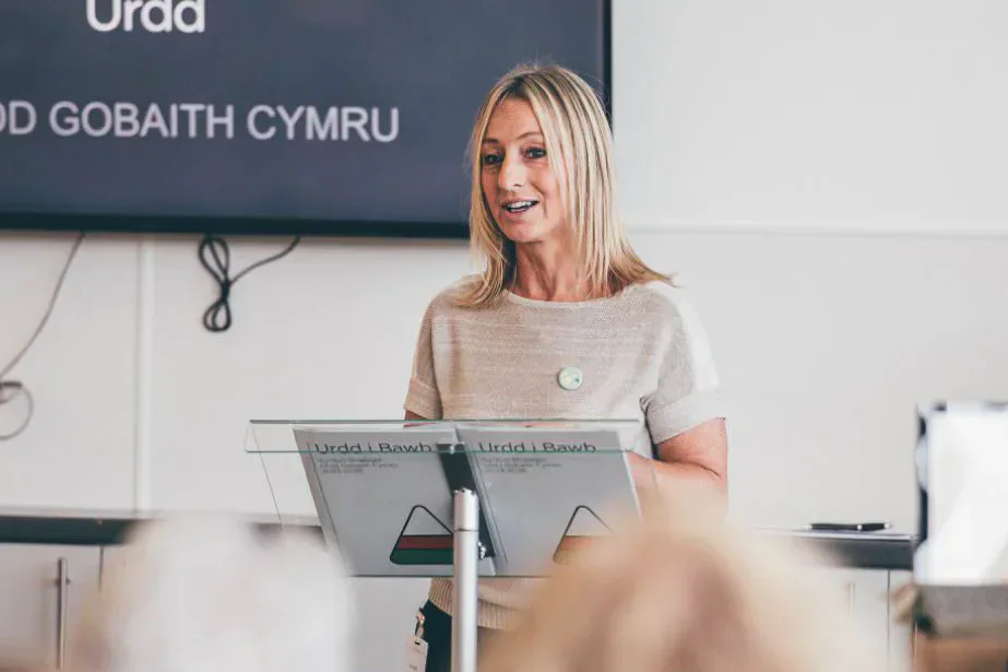 Siân Lewis speaking at the Urdd FelMerch conference