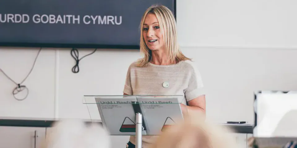 Siân Lewis speaking at the Urdd FelMerch conference