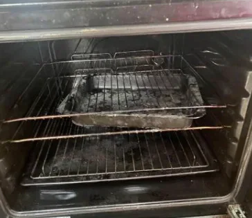 An oven in a student house showing its condition.